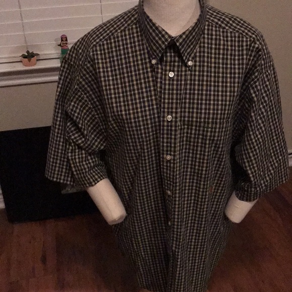 Really nice looking men’s short sleeve button down - Picture 2 of 6